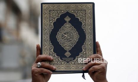 Warga Yaman melakukan protes terhadap aksi pembakaran Alquran di Denmark.