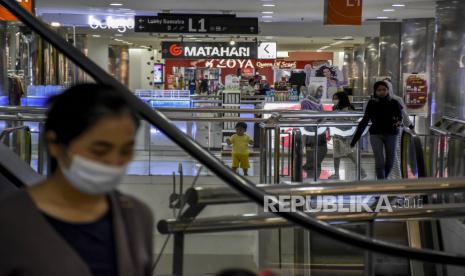 Pengunjung beraktivitas di area Bandung Indah Plaza, Jalan Merdeka, Kota Bandung, Jumat (8/1). Pusat perbelanjaan menjadi salah satu sektor yang akan dilakukan Pemberlakuan Pembatasan Kegiatan Masyarakat (PPKM) pada 11 hingga 25 Januari dengan mengurangi jam operasional hanya sampai pukul 19.00 WIB guna mengantisipasi lonjakan kasus Covid-19. Foto: Abdan Syakura/Republika