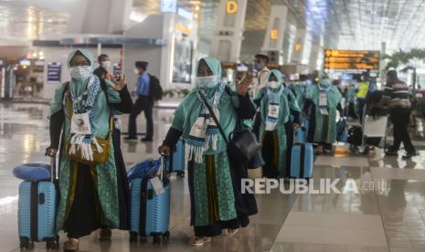 Sejumlah calon jamaah umrah berjalan di Terminal 3 Bandara Internasional Soekarno-Hatta, Tangerang, Banten, Sabtu (8/1). Sebanyak 419 orang berangkat melaksanakan ibadah umrah setelah beberapa tahun terakhir Indonesia tidak mengirimkan jamaah akibat pandemi Covid-19. Republika/Putra M. Akbar