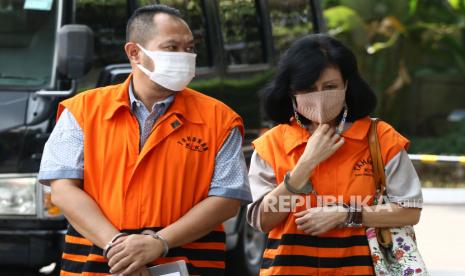 Dua orang tersangka kasus dugaan korupsi pengadaan lahan di Munjul, Kelurahan Pondok Rangon, Kecamatan Cipayung, Jakarta Timur tahun 2019 Tommy Adrian (kiri) dan Anja Runtunewe (kanan).