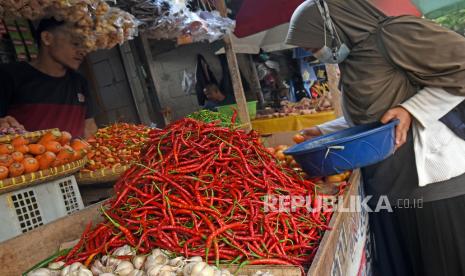 Pedagang sayur melayani pembeli di Pasar Induk Rau, Serang, Banten, Ahad (22/5/2022). Direktur Eksekutif Institute for Development of Economics and Finance (Indef) Tauhid Ahmad mengatakan pengetatan kebijakan moneter dengan meningkatkan suku bunga acuan Bank Indonesia (BI) perlu dilakukan secara bertahap.