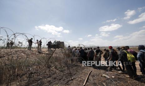 Israel Setuju 4.000 Warga Palestina Jadi Penduduk Tepi Barat. Pasukan keamanan Israel memeriksa identitas warga Palestina saat mereka mengantre dalam perjalanan kembali ke kota Jenin, Tepi Barat, melalui celah di pagar keamanan, dekat desa Israel Muqabla, 06 September 2021. Sejumlah tahanan keamanan melarikan diri dari Penjara Gilboa, kata Kantor Perdana Menteri Israel pada 06 September.