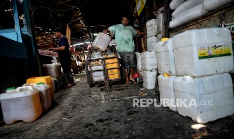 Pedagang mengisi jerigen dengan minyak curah di agen minyak curah subsidi di Pasar Minggu, Jakarta, Rabu (29/6/2022). Pemerintah berencana akan menerapkan aturan baru terkait penggunaan aplikasi PeduliLindungi saat transaksi penjualan dan pembelian minyak goreng curah pada 11 Juli mendatang. Republika/Thoudy Badai