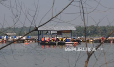 Sejumlah tim evakuasi melakukan penyelaman untuk mencari korban perahu wisata air yang tenggelam di Waduk Kedung Ombo, Wonoharjo, Kemusu, Boyolali, Jawa Tengah, Ahd (16/5/2021). Tenggelamnya perahu wisata air tersebut diduga disebabkan kelebihan muatan yaitu sebanyak 20 penumpang yang harusnya hanya diisi 14 penumpang. Hingga Minggu (16/5/2021)  Pukul 10.00 WIB, tujuh dari sembilan korban tenggelam berhasil dievakuasi dalam kondisi meninggal dunia. 