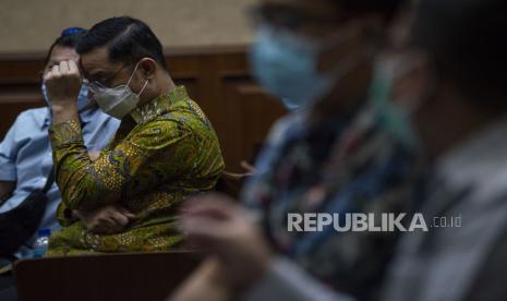 Terdakwa yang juga mantan Menteri Sosial Juliari Batubara (kiri) menunggu dimulainya sidang lanjutan kasus korupsi Bantuan Sosial (Bansos) COVID-19 di Pengadilan Tipikor, Jakarta, Rabu (9/6/2021). Sidang tersebut beragendakan mendengarkan 11 saksi yang dihadirkan tim Jaksa Penuntut Umum (JPU) pada Komisi Pemberantasan Korupsi (KPK). ANTARA FOTO/Aditya Pradana Putra/foc.