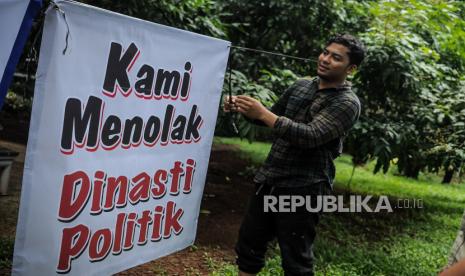 Mahasiswa memasang spanduk penolakan dinasti politik. Pengamat sebut harus ada kekuatan untuk melawan politik dinasti di daerah.