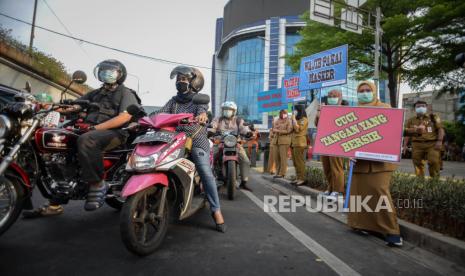 Kasus Covid-19 Terus Naik di Tiga Kelurahan Jakpus. Petugas Kecamatan Senen membawa alat peraga saat kampanye penerapan protokol kesehatan di lampu merah Simpang Lima Senen, Jakarta Pusat, Selasa (9/1). Kampanye tersebut dilakukan sebagai upaya mengajak masyarakat untuk menerapkan protokol kesehatan mengingat kasus positif COVID-19 di Provinsi DKI Jakarta terus mengalami peningkatan.