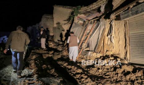  Orang-orang berjalan di jalan dengan rumah-rumah yang rusak setelah gempa bumi, di desa Gayan, provinsi Paktia, Afghanistan, 22 Juni 2022. Lebih dari 1.000 orang tewas dan lebih dari 1.500 lainnya terluka setelah gempa berkekuatan 5,9 melanda Afghanistan timur sebelum fajar pada 22 Juni, Kantor Berita Bakhtar yang dikelola pemerintah Afghanistan melaporkan. Menurut pihak berwenang, jumlah korban tewas kemungkinan akan meningkat.