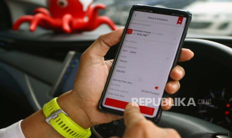 Mengapa Islam Mewajibkan Zakat? Seorang warga muslim melakukan tarnsaksi pembayaran zakat fitrah dan zakat mal secara daring dengan menggunakan aplikasi digital banking di Bintaro, Tangerang Selatan, Banten.