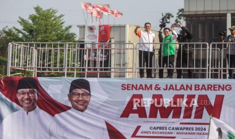 Bacapres Anies Baswedan (kiri) dan Bacawapres Muhaimin Iskandar menyapa pendukungnya pada acara senam dan jalan bareng AMIN di Grand Depok City, Kota Depok, Jawa Barat, Sabtu (28/10/2023). Kegiatan yang diikuti oleh ribuan simpatisan dan kader partai dari Koalisi Perubahan tersebut sebagai bentuk dukungan terhadap pasangan bakal calon Presiden dan bakal calon Wakil Presiden Anies Baswedan-Muhaimin Iskandar pada Pilpres 2024.