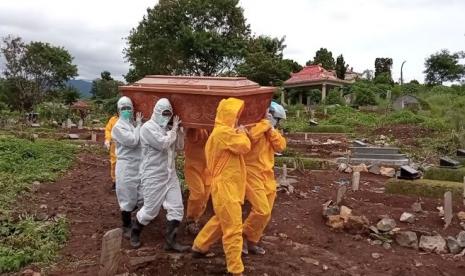  Tenaga Pikul Jenazah Covid di TPU Cikadut Direkrut Jadi PHL