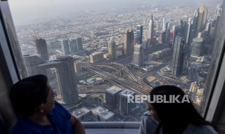 Pengunjung melihat suasana Kota Dubai dari gedung Burj Khalifa, Dubai, Uni Emirat Arab, Senin (14/3/2022). 