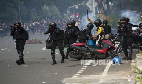 Polisi mengamankan salah satu pengunjuk rasa saat demo menolak pengesahan Undang-Undang Cipta Kerja berlangsung ricuh di Jalan Medan Merdeka Selatan, Jakarta, Kamis (8/10/2020). Unjuk rasa tersebut berakhir ricuh dan mengakibatkan sejumlah fasilitas umum rusak.