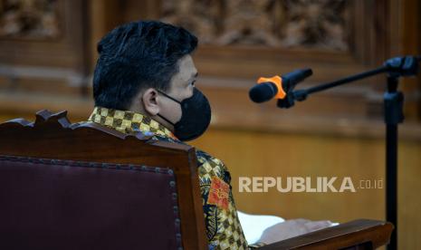 Terdakwa kasus pembunuhan berencana Ferdy Sambo saat menjalani sidang perdana di Pengadilan Negeri Jakarta Selatan, Jakarta, Senin (17/10/2022). Jaksa penuntut umum (JPU) menjatuhkan dakwa terhadap Ferdy Sambo telah melakukan pembunuhan berencana terhadap Brigadir Nofriansyah Yosua Hutabarat atau Brigadir  J  bersama Istirnya Putri Candrawathi, Kuat Maruf dan Bripka Ricky Rizal. Republika/Thoudy Badai