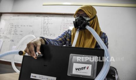 Hadirkan Vent-I, Masjid Salman Pelopor Gerakan dari Masjid. Tim peneliti Institut Teknologi Bandung (ITB) menguji coba mesin pompa udara (ventilator) di area Masjid Salman ITB, Kota Bandung, Selasa (21/4). ITB bekerja sama dengan Unpad dan Masjid Salman ITB mengembangkan ventilator non-invasif yang diberi nama Vent-I (Ventilator Indonesia) untuk membantu tenaga medis dalam menangani perawatan pasien terinfeksi Covid-19 sekaligus untuk mengatasi kelangkaan ketersediaan ventilator yang dimiliki rumah sakit di Indonesia