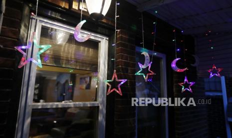 Lampu-lampu hias bertema Ramadhan terpasang di sebuah rumah di Dearborn, Michigan, Amerika Serikat. 15 Tips Menjalankan Puasa Ramadhan Bagi Muslim di Barat