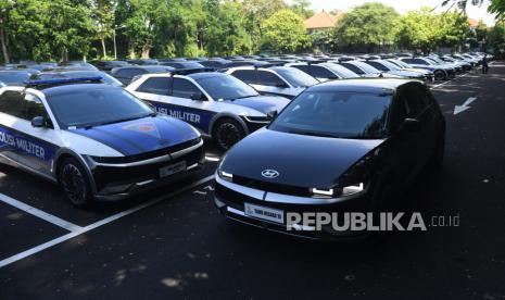 Prajurit TNI mengendarai mobil listrik yang akan digunakan oleh delegasi KTT G20 di Nusa Dua, Bali, Kamis (10/11/2022). Penggunaan mobil listrik sebagai kendaraan resmi dalam perhelatan KTT G20 merupakan bentuk komitmen pemerintah dalam mengurangi emisi karbon. 