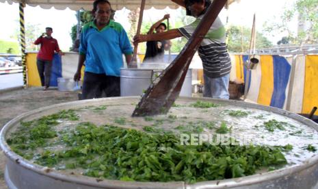 Petugas memasak makanan tradisional kanji rumbi untuk dibagikan secara gratis di halaman Masjid Agung Islamic Center Lhokseumawe, Aceh, Jumat (15/3/2024). Sebanyak 2.000 porsi kanji rumbi yang terbuat dari beras, daging dan 30 jenis rempah-rempah serta sayur-sayuran tersebut dibagikan gratis selama Ramadhan untuk fakir miskin, anak yatim piatu dan warga yang sedang dalam perjalanan atau musafir. 