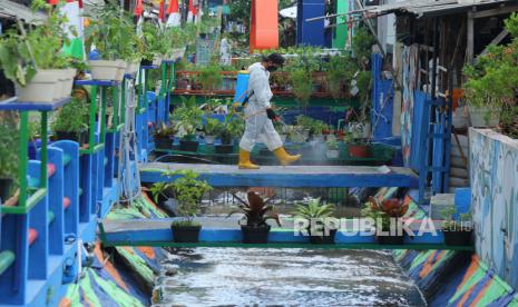 Warga menyemprotkan cairan disinfektan ke jembatam dan pagar sungai yang telah ditata dan diperindah, menjelang peresmian Konservasi Sungai Babakan Irigasi Kaler CSR dari Bank BRI di RW 4, Kelurahan Cibadak, Jalan Pagarsih, Kota Bandung, Kamis (1/10). CSR  ini diharapkan dapat mendorong masyarakat untuk mencintai lingkungan.