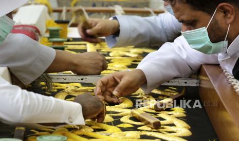 Ilustrasi produksi pembuatan kiswah Kabah. Menteri Federal Pakistan apresiasi dedikasi Arab Saudi dalam produksi kiswa Kabah    