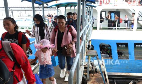 Sejumlah penumpang pejalan kaki keluar dari kapal di Pelabuhan Ketapang, Banyuwangi, Jawa Timur, Ahad (10/3/2024). Arus penumpang dari Pelabuhan Gilimanuk menuju Ketapang terpantau ramai menjelang ditutupnya jalur penyeberangan pada Hari Raya Nyepi Tahun Baru Saka 1946. 