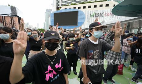 Pendukung pro-demokrasi menunjukkan simbol perlawanan tiga jari selama demonstrasi di Bangkok, Thailand, Kamis, 24 Juni 2021. Para pengunjuk rasa pro-demokrasi turun ke jalan-jalan ibukota Thailand, menandai ulang tahun ke-89 penggulingan negara itu. monarki absolut dengan memperbaharui tuntutan mereka agar pemerintah mundur, konstitusi diubah dan monarki menjadi lebih bertanggung jawab.