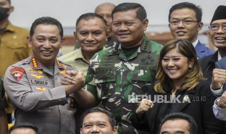 Kepala Staf TNI Angkatan Laut (KSAL) Laksamana Yudo Margono bersalaman dengan Kapolri Jenderal Pol Listyo Sigit Prabowo dan Ketua Komisi I DPR Meutya Viada Hafid  usai uji kelayakan dan kepatutan calon Panglima TNI di Kompleks Parlemen, Senayan, Jakarta, Jumat (2/12/2022). Rapat internal Komisi I DPR menyetujui Laksamana Yudo Margono sebagai Panglima TNI menggantikan Jenderal Andika Perkasa, setelah yang bersangkutan menjalani rangkaian uji kelayakan dan kepatutan.