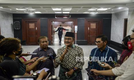 Mantan Ketua Mahkamah Konstitusi (MK) Jimly Asshiddiqie (tengah) bersama Hamdan Zoelva (kanan) dan Mantan Hakim MK Maruarar Siahaan memberikan keterangan pers usai melakukan pertemuan dengan Sekjen MK di Jakarta, Sabtu (1/10/2022). Pertemuan para mantan Hakim dan Ketua MK yang berlangsung tertutup tersebut membahas keputusan DPR yang memberhentikan Hakim Konstitusi Aswanto dan digantikan dengan Sekjen MK Guntur Hamzah secara sepihak yang dinilai merusak demokrasi. Republika/Putra M. Akbar