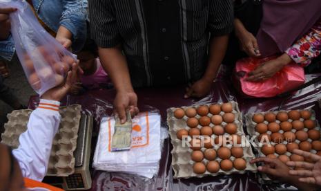 Warga antre membeli telur ayam saat digelar Operasi Pasar Telur Ayam Ras di Pasar Minggu, Jakarta, Jumat (2/9/2022). Harga Telur Ayam di Pasar Jatinegara Turun