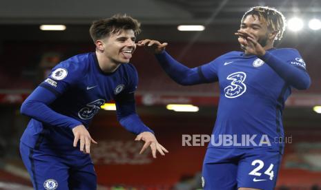  Mason Mount (kiri) merayakan kemenangan bersama Reece James saat masih membela Chelsea, Mount kini merapat ke MU.