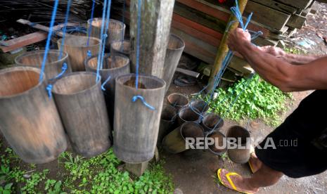 Tabung bambu yang digunakan untuk menderes atau mengambil nira kelapa (ilustrasi)