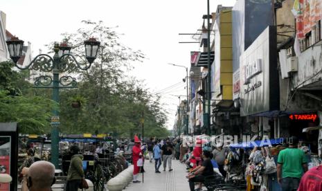 Petugas Jogoboro menggunakan pakaian prajurit berjaga di jalur pedestrian Malioboro, Yogyakarta, Ahad (6/12). Petugas Jogoboro bertugas menjaga ketertiban dan menjaga kenyamanan pengunjung di Malioboro. Dan pada masa pandemi Covid-19 ikut mengawasi protokol kesehatan pengunjung. Setiap Sabtu dan Ahad sore Jogoboro akan menggunakan pakaian prajurit.