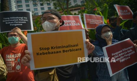 Sejumlah orang yang tergabung dalam Aliansi Nasional RKUHP melakukan aksi saat berlangsungya  Kick Off Dialog Publik RKUHP di Jakarta, Selasa (23/4/2022). Dalam aksinya mereka menilai Kick Off Dialog Publik RKUHP ini sebagai jalan yang formalistik dan hanya bertujuan untuk sosialisasi dan eduksi semata. Padahal, masyarakat sipil menghendaki adanya ruang partisipasi dan konsultasi guna mendenganr masukan publik secara maksimal. Prayogi/Republika