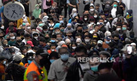 Penumpang KRL Commuter Line memadati stasiun saat transit di Stasiun Manggarai, Jakarta, Senin (30/5/2022). Kepadatan penumpang di Stasiun Manggarai itu imbas dari perubahan rute dan pola operasi KRL Commuter Line Jabodetabek. 