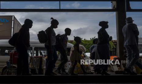  Penumpang, beberapa mengenakan masker, berbaris untuk naik taksi di pangkalan taksi Baragwanath di Soweto, Afrika Selatan, Kamis 2 Desember 2021. Afrika Selatan meluncurkan kampanye vaksinasi yang dipercepat untuk memerangi peningkatan dramatis dalam kasus terkonfirmasi COVID-19 a minggu setelah varian omicron terdeteksi di negara tersebut.