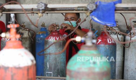 Pemkot Depok Dapat Bantuan 20 Tabung Oksigen. Foto:    Seorang pekerja mengisi tabung oksigen di stasiun pengisian oksigen di Bogor, 15 Juli 2021. Indonesia menghadapi kekurangan oksigen di tengah lonjakan baru kasus COVID-19. Indonesia telah mencatat lebih dari 2.600.000 kasus virus corona (penyakit COVID-19) sejak awal pandemi.