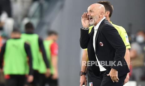 Pelatih kepala Milan Stefano Pioli bereaksi selama pertandingan sepak bola Serie A Italia antara Juventus FC dan AC Milan di Turin, Italia, 19 September 2021.