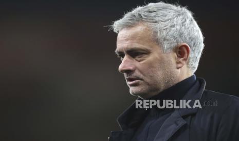 Manajer Tottenham Jose Mourinho muncul ke media setelah pertandingan sepak bola Liga Premier Inggris antara Arsenal dan Tottenham Hotspur di Stadion Emirates di London, Inggris, Minggu, 14 Maret 2021. 