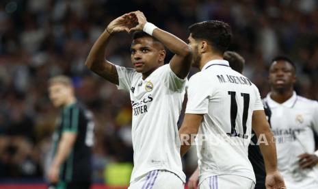 Striker Real Madrid Rodrygo Goes (kiri) merayakan setelah mencetak gol 2-0 selama pertandingan sepak bola grup F Liga Champions UEFA antara Real Madrid dan Celtic Glasgow yang diadakan di stadion Santiago Bernabeu di Madrid, Spanyol, 02 November 2022.