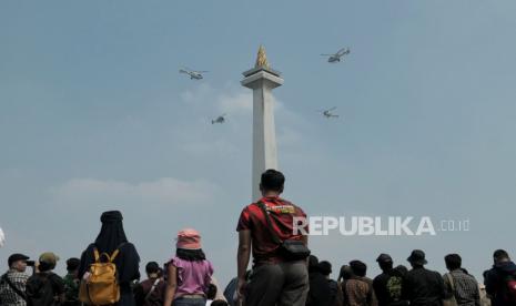 Atraksi  udara saat perayaan HUT ke-78 TNI di kawasan Monas, Jakarta, Kamis (5/10/2023). Atraksi udara berupa terjun payung dan pesawat terbang ini digelar sebagai rangkaian dalam peringatan HUT ke -78 TNI. Aksi terjun payung ini menjadi salah satu hal yang dinantikan publik, sebab 78 personel yang terjun payung akan memberikan buket bunga kepada Ibu Negara Iriana Joko Widodo. Selain itu, kegiatan tersebut juga menampilkan atraksi demo udara yang melibatkan 91 pesawat, yang terdiri dari fly pass pesawat tempur, heli, dan free fall oleh 78 personel. Perayaan HUT ke-78 TNI tahun ini bertemakan 