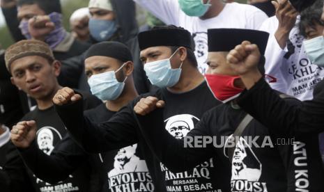 FPI Vs Polisi, Ikadi Minta Pemerintah Bentuk Tim Independen. Anggota Front Pembela Islam (FPI) mengadakan unjuk rasa untuk memprotes penembakan anggota mereka oleh polisi di Banda Aceh, Indonesia, 08 Desember 2020. Enam tersangka pendukung ulama Indonesia Rizieq Shihab, pemimpin Front Pembela Islam , ditembak dan dibunuh dalam bentrokan dengan petugas polisi pada 07 Desember. 2020.