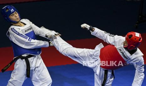 Atlet taekwondo Indonesia Adam Yazid (kanan)