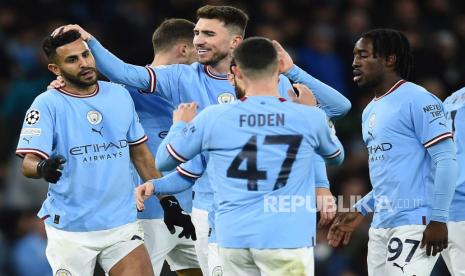 Para pemain Manchester City, termasuk Riyad Mahrez (kiri) merayakan gol kemenangan.