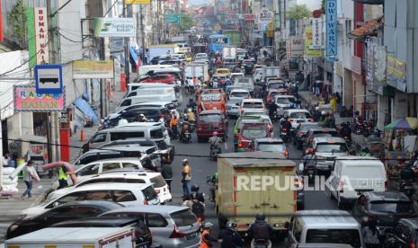 Kepadatan lalu lintas di kawasan Pasar Baru, Kota Bandung, Kamis (25/6). Pasar baru kembali ramai pengunjung setelah pusat perbelanjaan dan pertokoan di kawasan tersebut kembali dibuka dengan persyaratan wajib menerapkan protokol kesehatan pencegahan Covid-19. Meski demikian, masih banyak masyarakat dan pedagang mengabaikan aturan tersebut. Hal tersebut tentunya sangat beresiko, mengingat pasar saat ini menjadi salah satu sorotan berpotensi menjadi klaster. 