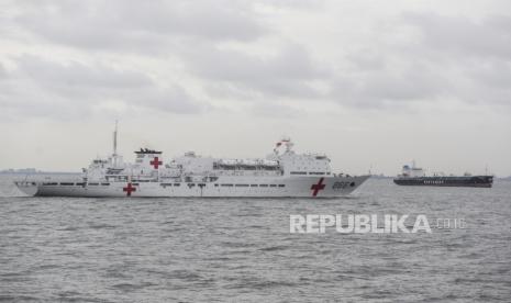 Kapal rumah sakit Cina, Daishan Dao-866 (kiri) berada di Teluk Jakarta, Tanjung Priok, Jakarta, Kamis (10/11/2022). Kepala Staf Angkatan Laut Laksamana TNI Yudo Margono mengatakan kehadiran kapal Cina, Daishan Dao-866 di Teluk Jakarta itu dalam rangka port visit atau kunjungan pelabuhan dan sudah diterima langsung oleh pimpinan dari dua satuan TNI Angkatan Laut. Rencananya kapal tersebut akan melanjutkan kegiatan pengobatan yang masih harus menunggu izin dari Kementerian Kesehatan. Republika/Putra M. Akbar