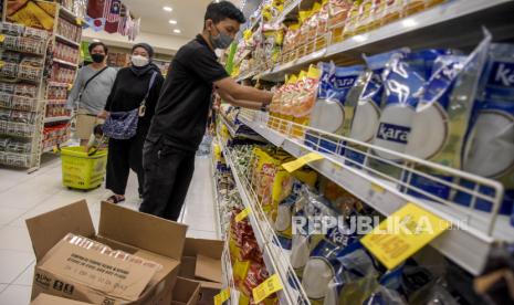 Pekerja menata minyak goreng di salah satu pusat perbelanjaan di Jalan Pahlawan, Cibeunying Kidul, Kota Bandung, Kamis (17/3/2022). Pemerintah mencabut aturan Harga Eceran Tertinggi (HET) minyak goreng kemasan, selanjutnya harga minyak goreng kemasan akan diserahkan ke mekanisme pasar dengan menyesuaikan nilai keekonomiannya. Di Kota Bandung, harga minyak goreng kemasan naik menjadi Rp47.800 per dua liter yang semula Rp28.000. Foto: Republika/Abdan Syakura