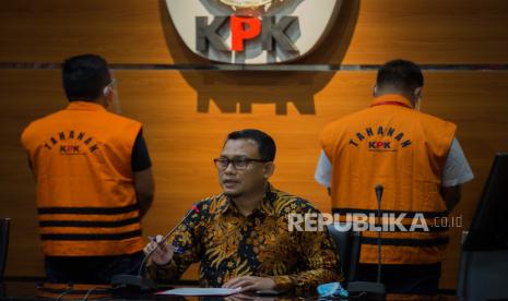 Menangi Pilkada, Wakil Bupati OKU Segera Disidang. Foto:    Juru Bicara KPK Ali Fikri memberikan keterangan pers terkait penahanan tersangka di Geduung KPK, Jakarta, Kamis (26/11). Staf khusus Menteri Edhy Prabowo, Andreau Pribadai Misata dan pihak swasta Amiril Mukminin menyerahkan diri ke KPK setelah lima tersangka sebelumnya diantaranya Menteri Kelautan dan Perikanan Edhy Prabowo ditahan atas kasus dugaan tindak pidana korupsi ekspor benih lobster. Republika/Thoudy Badai