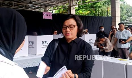 Menteri Keuangan Sri Mulyani Indrawati menggunakan hak pilihnya pada Pemilihan Umum (Pemilu) 2024 di TPS 073 yang berlokasi di kawasan Bintaro, Tangerang Selatan, pada pagi ini, Rabu (14/2/2024). Mengenakan kemeja berwarna hitam, Sri Mulyani datang ke TPS sekitar pukul 09.00 WIB.