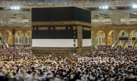  Dalam foto yang diambil dengan kecepatan rana rendah ini, peziarah Muslim mengelilingi Kabah, bangunan kubik di Masjidil Haram, di Mekah, Arab Saudi, Rabu, 6 Juli 2022. Peziarah Muslim berkumpul di kota suci Mekah di Arab Saudi untuk haji terbesar sejak pandemi coronavirus sangat membatasi akses ke salah satu dari lima rukun Islam.