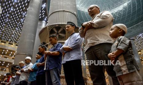 Umat Islam melaksanakan shalat gerhana bulan di Masjid Istiqlal, Jakarta, Selasa (8/11/2022). Ibadah tersebut dilakukan bertepatan dengan fenomena puncak gerhana bulan total terakhir di tahun 2022 yang berlangsung pukul 17.59 WIB sesuai sunah ajaran Nabi Muhammad SAW. 